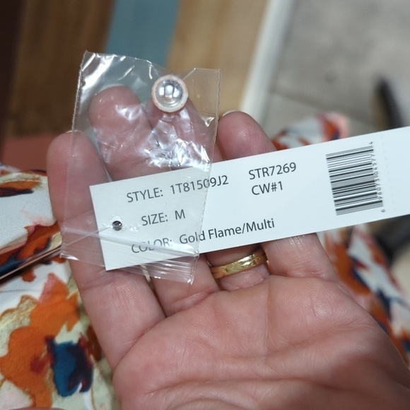 Nwt medium Zac and Rachel floral blouse with front tie - Picture 3 of 4